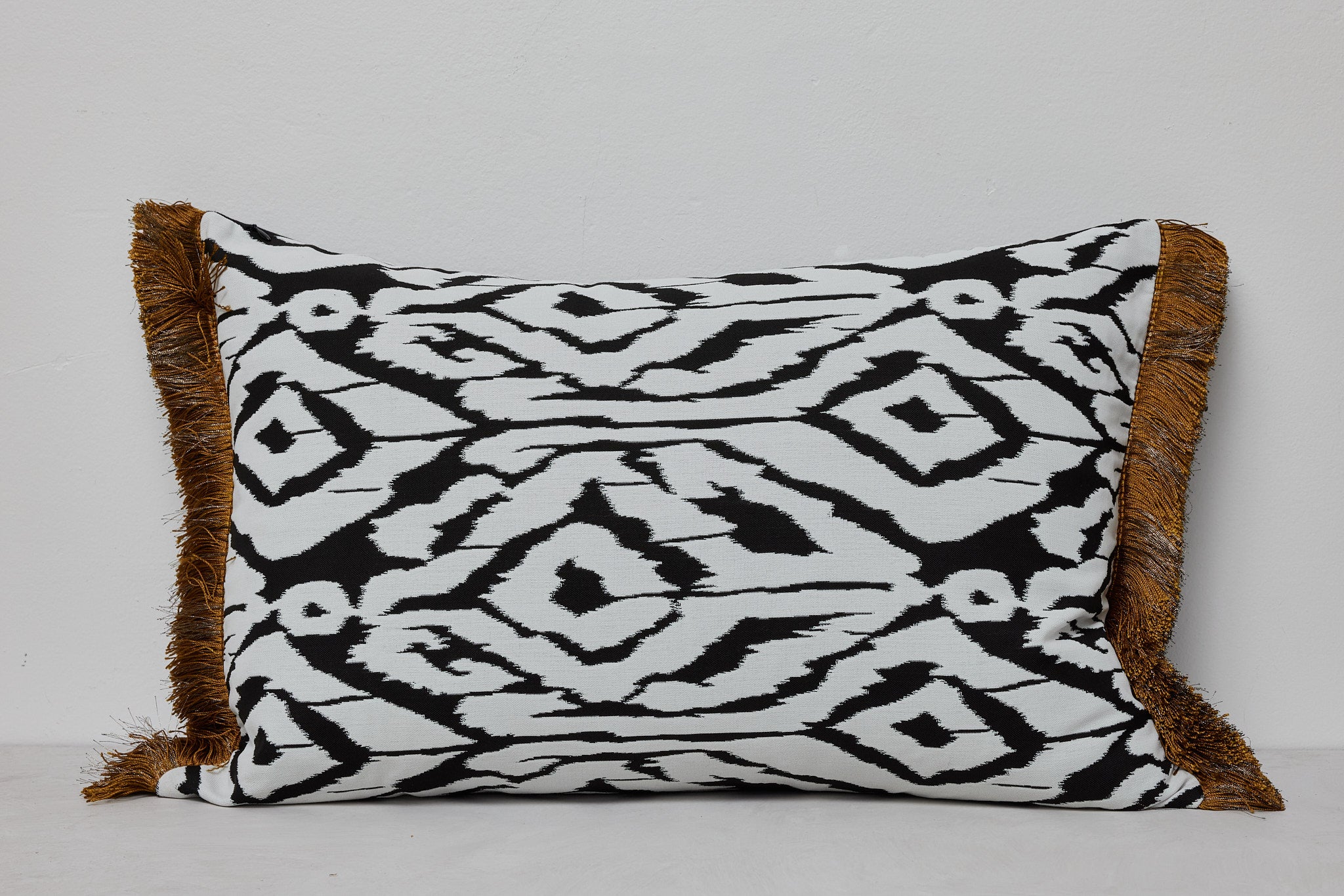 ZEBER cushion with Fringe