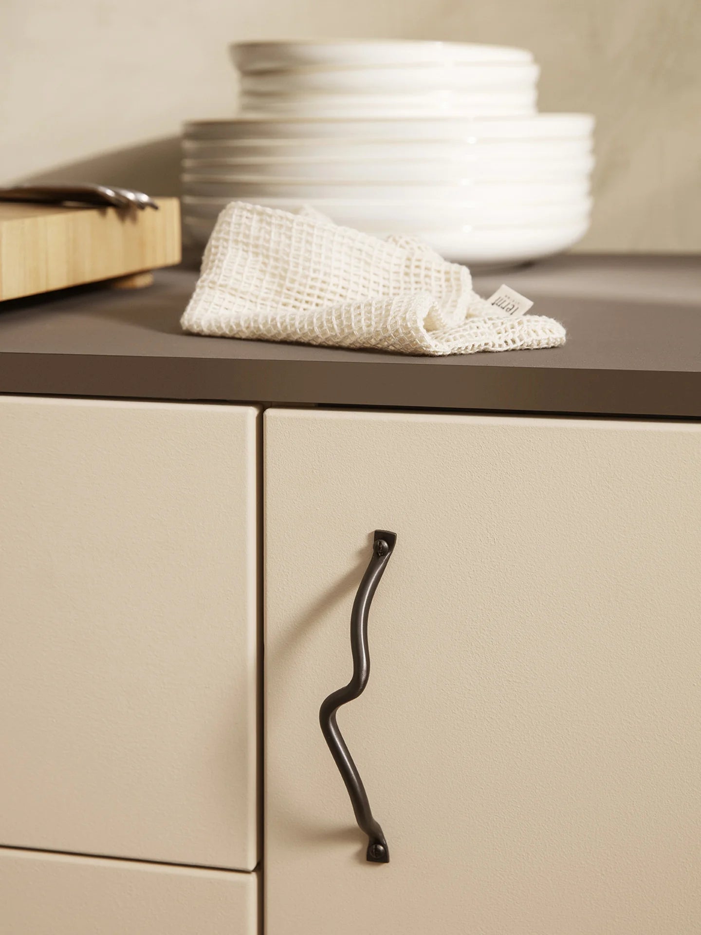 Ferm Living - Curvature Handle - Black Brass